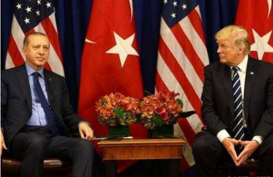 土耳其这次被美国整惨了,货币迅速崩盘,GDP极