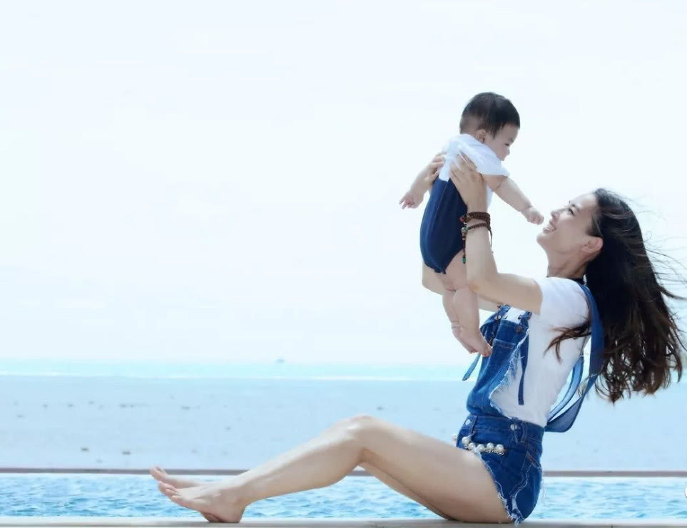 黄圣依和儿子相处尴尬 奶奶却实力宠孙 为安迪建游乐场建滑雪场!