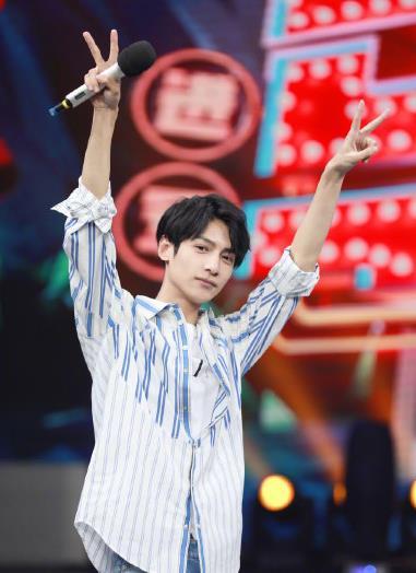 罗云熙玩游戏时的姿势很特别,一般腿短的人根