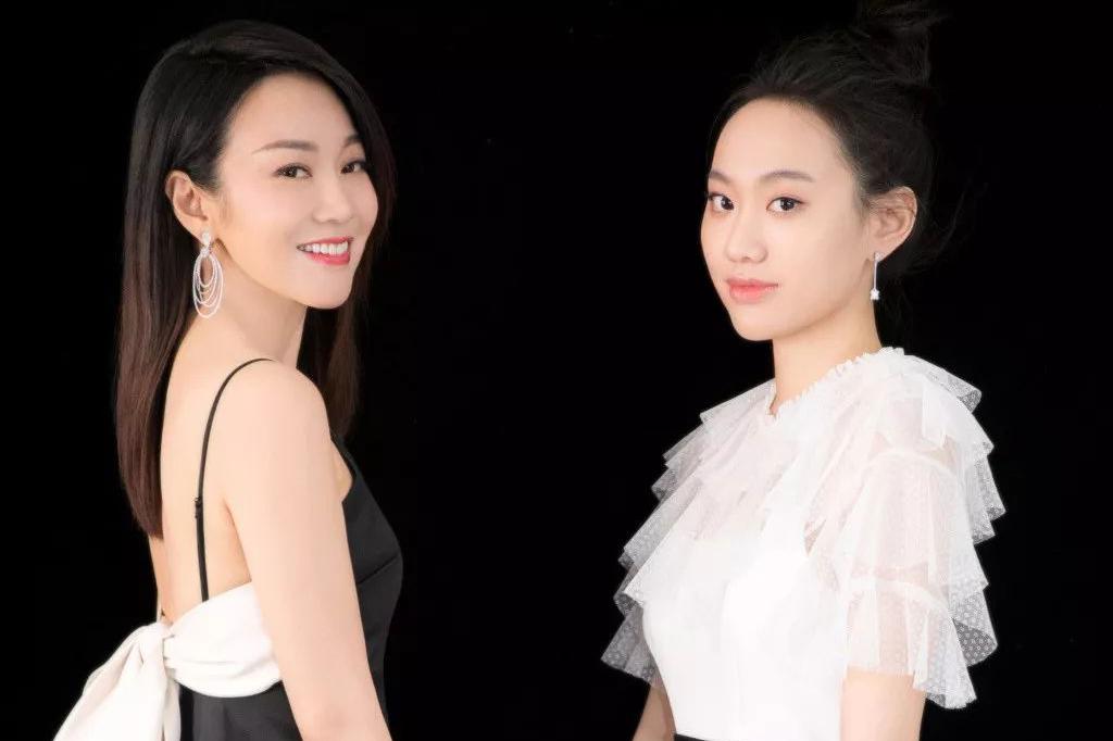 是母女还是姐妹?闫妮和她女儿傻傻分不清楚……