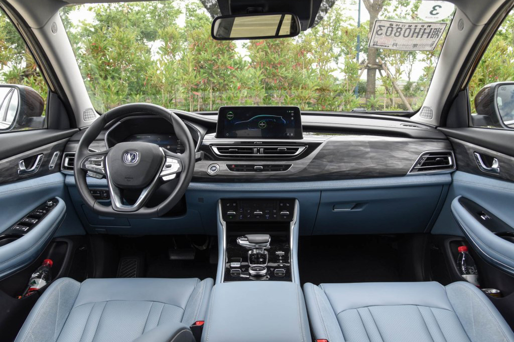 长安CS75 PHEV今晚上市 百公里油耗1.6L