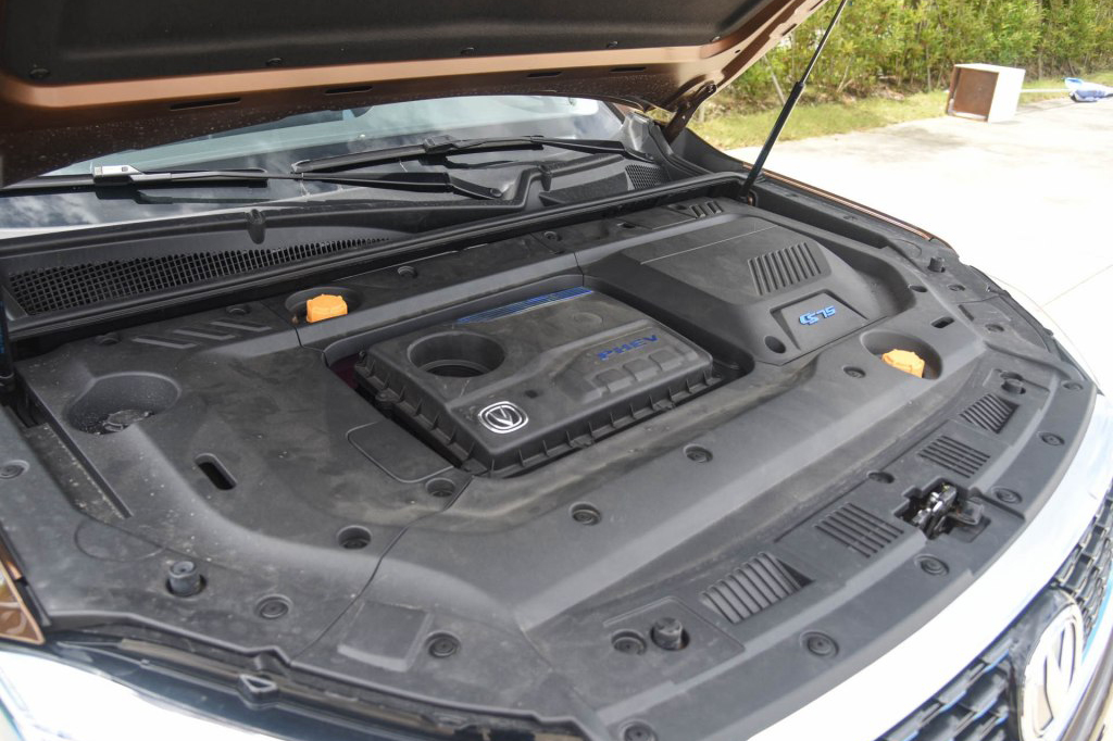长安CS75 PHEV今晚上市 百公里油耗1.6L