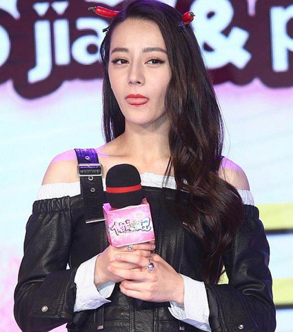 作为杨幂的签约艺人,迪丽热巴爆料月工资,网友