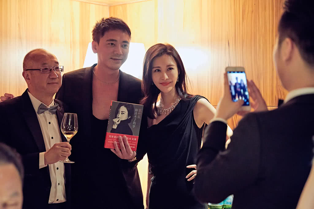 67岁王石近照,二婚娶小30岁娇妻,网友:这才是人