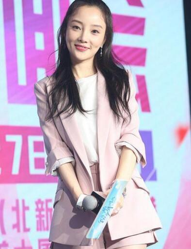 李小璐硬生生的将一个靓丽少女“换脸”变成了一个僵尸脸小姐姐！