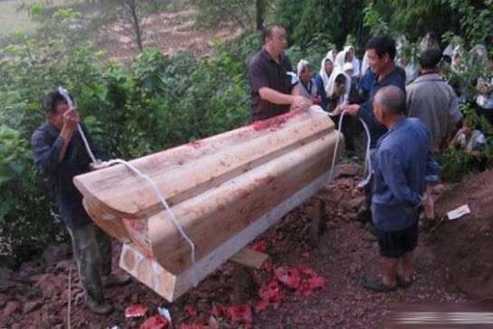 老人去世六年,儿子梦到老人说身上痒,挖开棺材