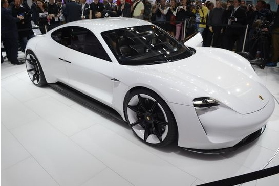 百公里加速3.2秒，保时捷首款电动车没把特斯拉当回事！