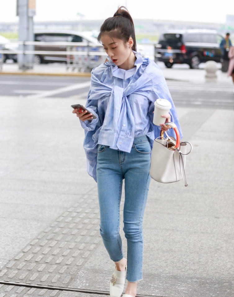 张雪迎机场凹造型,一件衣服有4个袖子