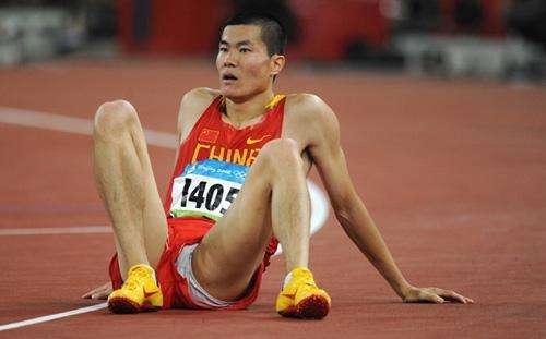 曾经的世界第一史冬鹏现状：击败过刘翔，现一家三口很幸福！