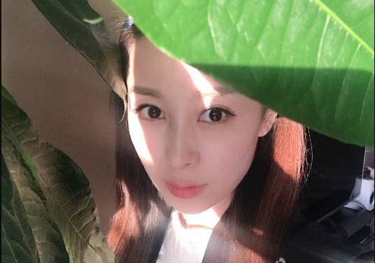 17岁出道她是神曲天后，一首《QQ爱》轰动一时，如今成这样