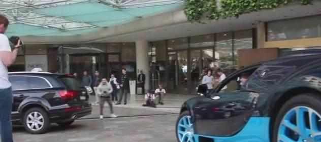 一辆奥迪Q7大摇大摆的停在那里, 就看到底谁的车更豪了