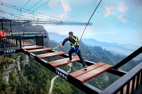 玻璃吊桥天空悬廊荡秋千 奥陶纪主题公园带您玩心跳