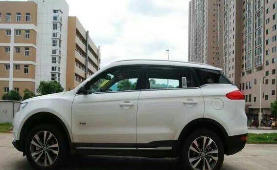 刚买的国产车一上路就被奥迪亲上了，国产车主却很开心