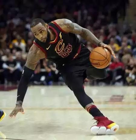 季后赛首轮老詹多项数据领跑全联盟,这么累后