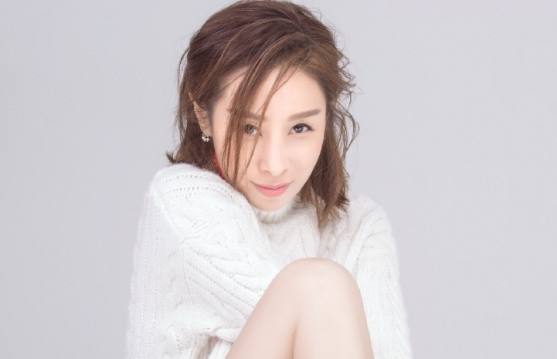 17岁出道她是神曲天后，一首《QQ爱》轰动一时，如今成这样