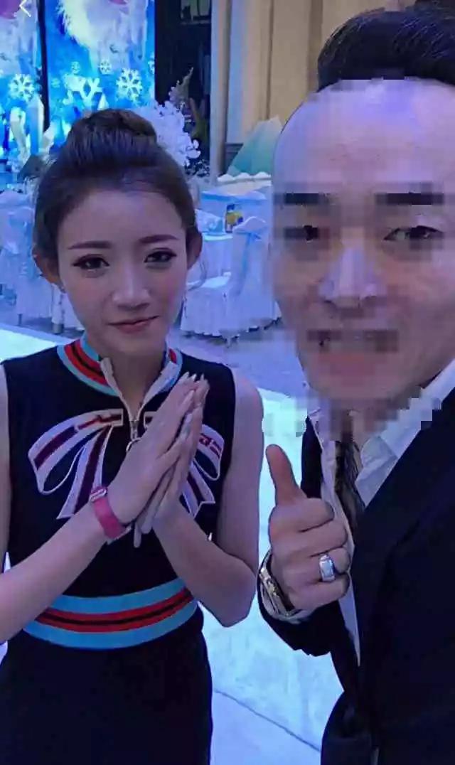 快手一姐小伊伊离开美颜成歪瓜裂枣,不仅黑眼圈明显下巴和嘴巴都