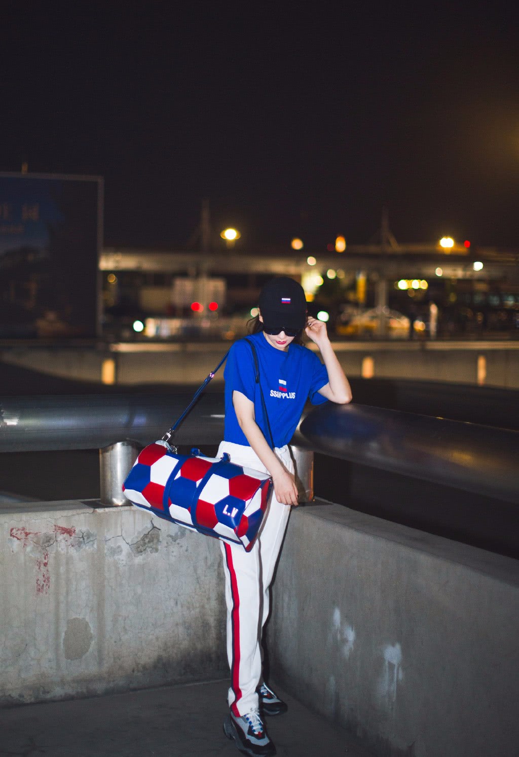 世界杯戚薇上线!T恤配运动裤,超大足球包包抢