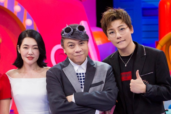 刘维首会康熙 与谢娜现场认亲温情互动