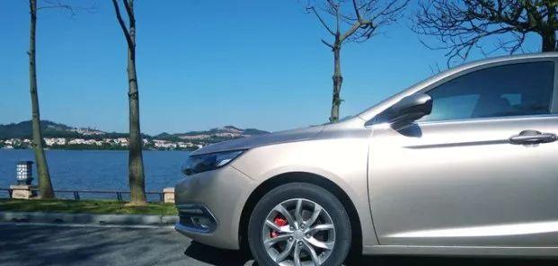 空间比朗逸、英朗、轩逸大太多，9万入手帝豪GL一年半，油耗仅8L