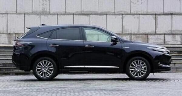 没白等,换新车标后比保时捷有逼格,17万入华,买