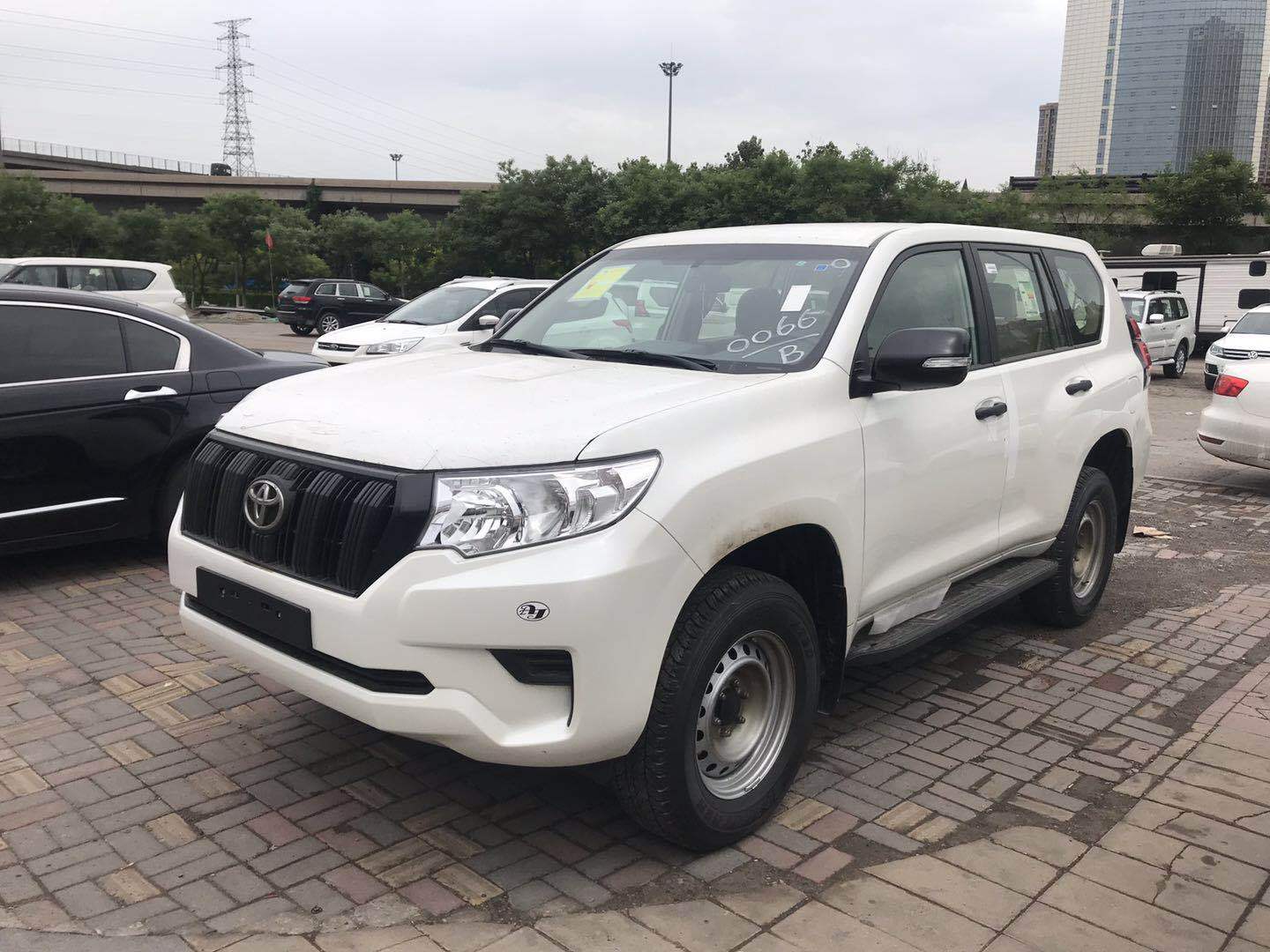 2018款中东版霸道4000现车实图