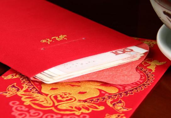 闺蜜结婚我随礼两千,我结婚时打开她送的红包