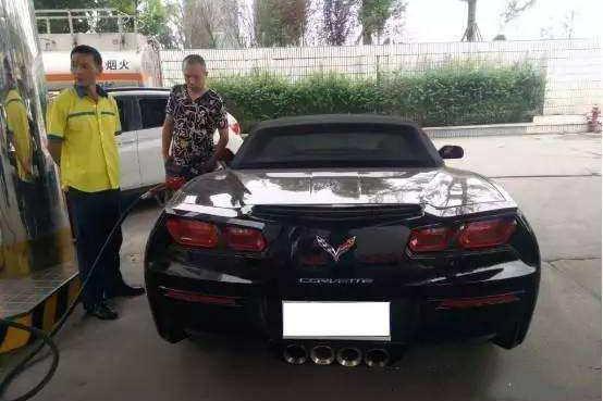 开百万超跑的男子要被加油工作人员活活气死：你这五菱加92的就行