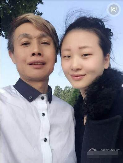 杨振宁老婆和邓建国老婆近照，同是老夫少妻，婚后生活天差地别