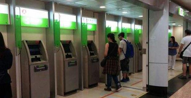 农民工坐火车回家,劝架后包却不见了,男子说的