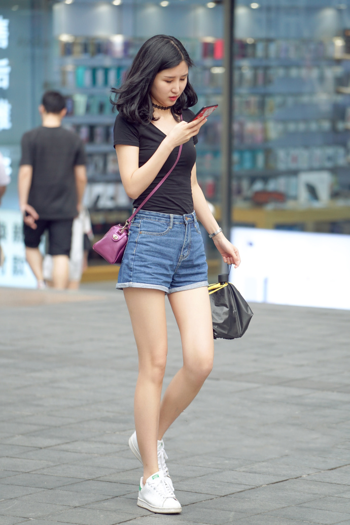 杭州街拍:一件t恤衫,不同的美女演绎不同的风情!