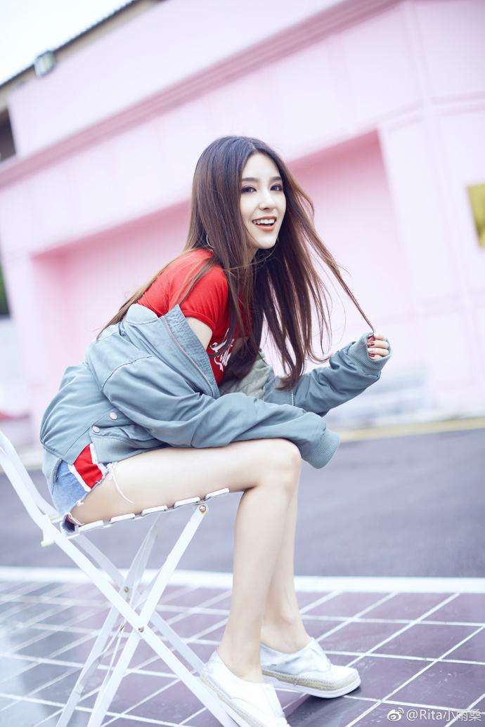 lpl第一美腿是rita 开奔驰, 喝战马 电竞椅上干什