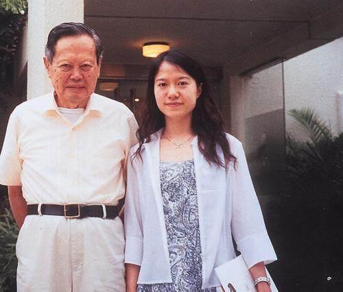 杨振宁老婆和邓建国老婆近照，同是老夫少妻，婚后生活天差地别