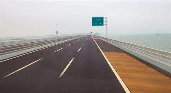 高速公路哪条车道最危险?