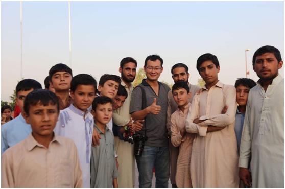 英国人到中国旅游,刚下飞机就愣住了,这城市不