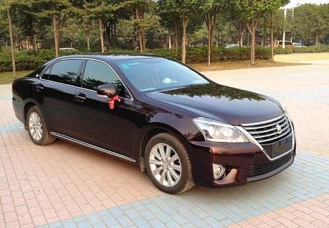 丰田全新一代皇冠来了，外观“大变脸”,轴距近3米，宽度不变！