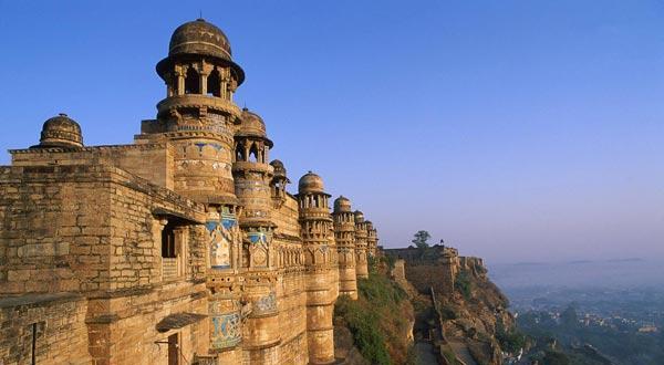 欧洲游客去印度旅游感受当地古文化, 但坐上火