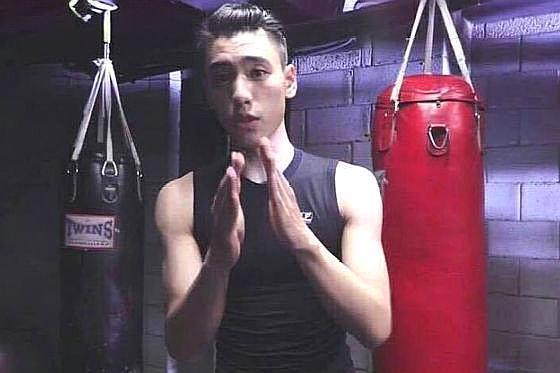 百分九不娘了,朱正廷晒腹肌,王子异成健身达人,而蔡徐坤要加油