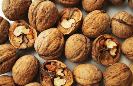 还把核桃壳当垃圾扔掉吗?想不到它还有4大药用价值