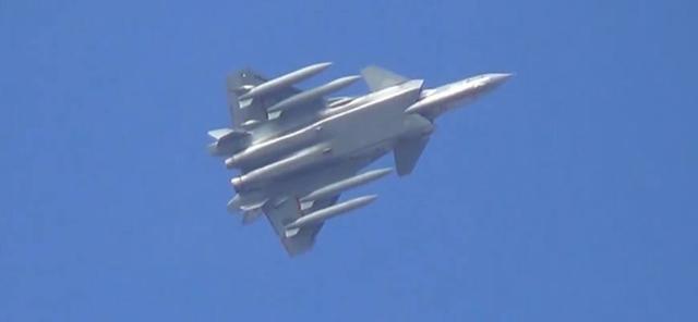 美国大骂歼20太丑是垃圾!总师爆料歼20B,美