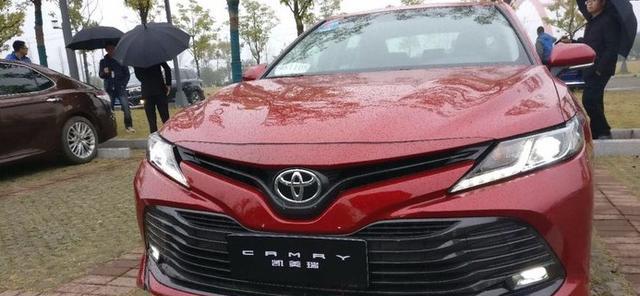 试驾全新凯美瑞，外观像在微微一笑，很倾城，太宽手伸不到副驾驶