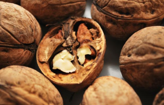 还把核桃壳当垃圾扔掉吗?想不到它还有4大药用价值