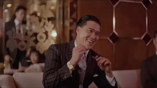 出演过很多黑帮老大,大背头比肩发哥,如今身体发福健康令人堪忧