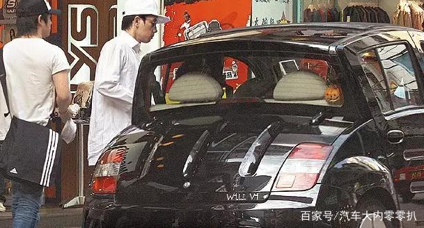 陈小春抱怨应采儿10年都不换车,看完他的车,网友:我永远也不换