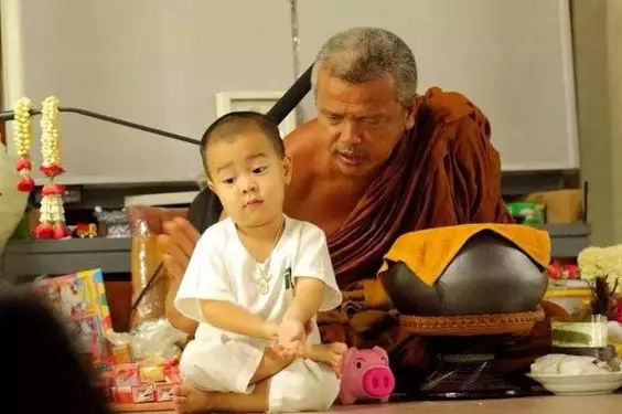 泰国3岁小和尚,靠打瞌睡火遍全世界!