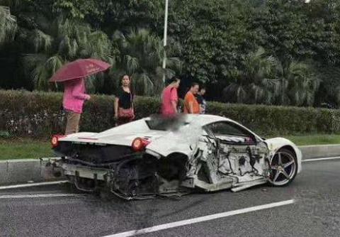 500万法拉利被5万丰田追尾，看到车损，保险公司大骂骗子