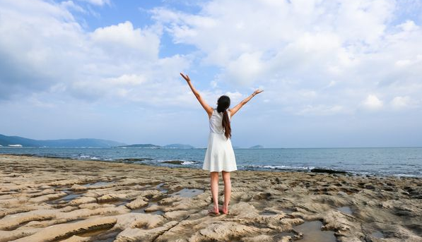 新婚之夜老公迟迟不&ldquo;干&rdquo;事，急得我主动扯开他双腿，看完我疯了