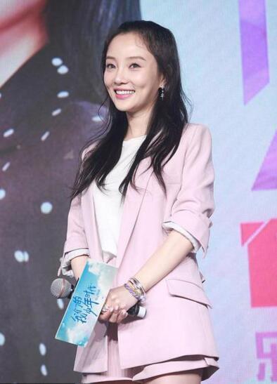 李小璐硬生生的将一个靓丽少女“换脸”变成了一个僵尸脸小姐姐！