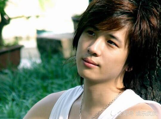 曾帅过李易峰,却因误信公司被雪藏三年,如今默