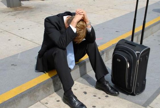 公司倒闭,老板借钱给员工发工资,但听到员工这