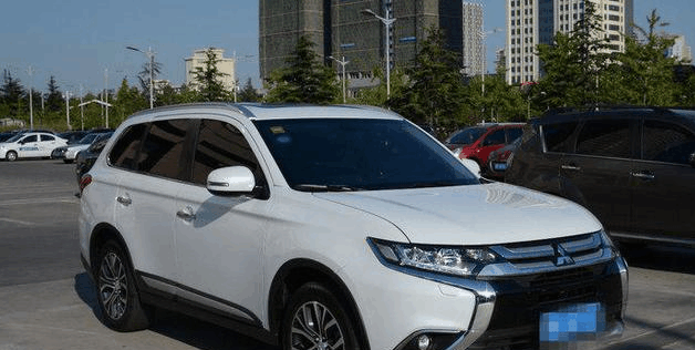 它不能跟二十多万的轿车比, 但在同级别的SUV里好, 我满意提车